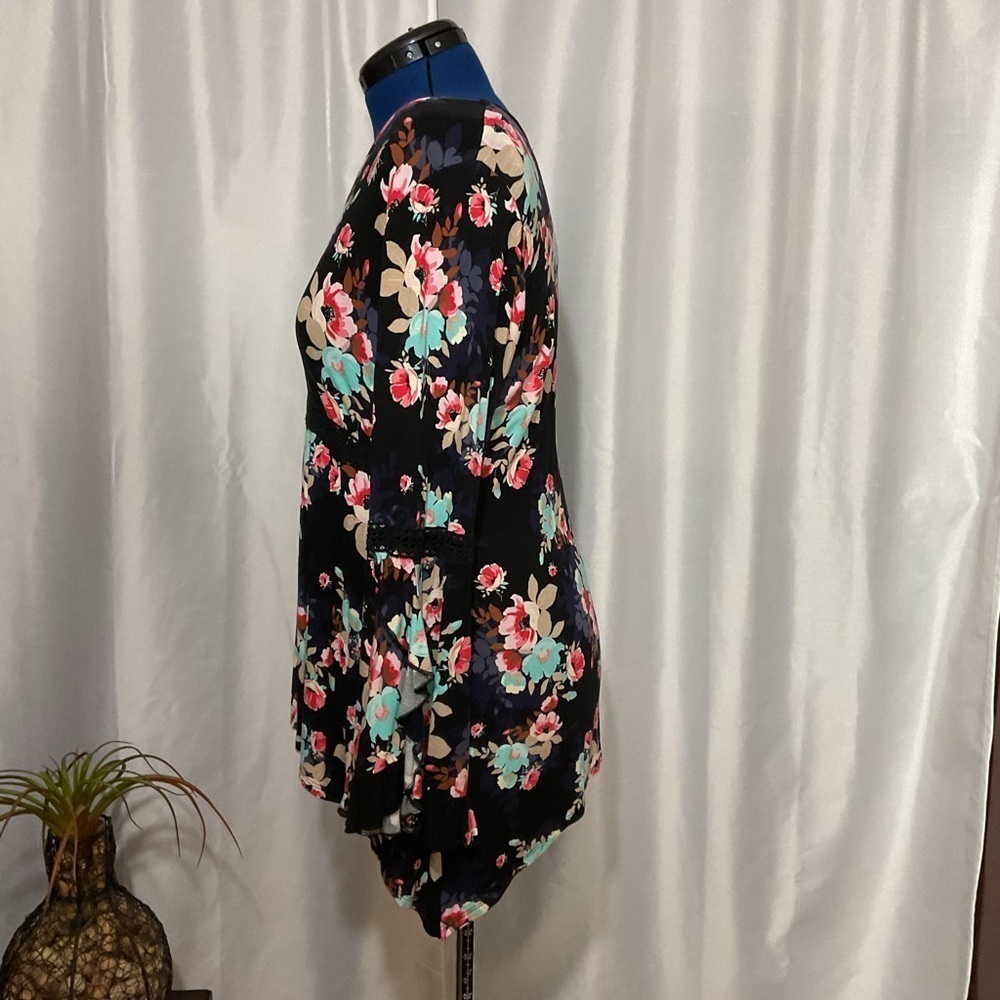 Woman’s Gently Used Relativity Tunic - Picture 5 of 12